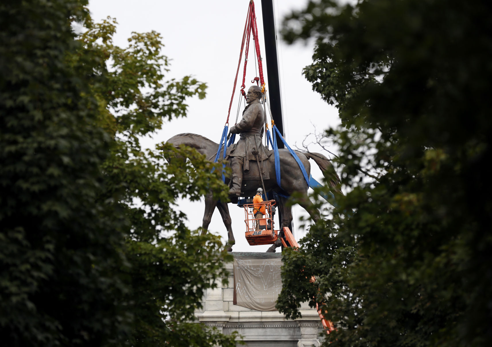 Robert E. Lee statue